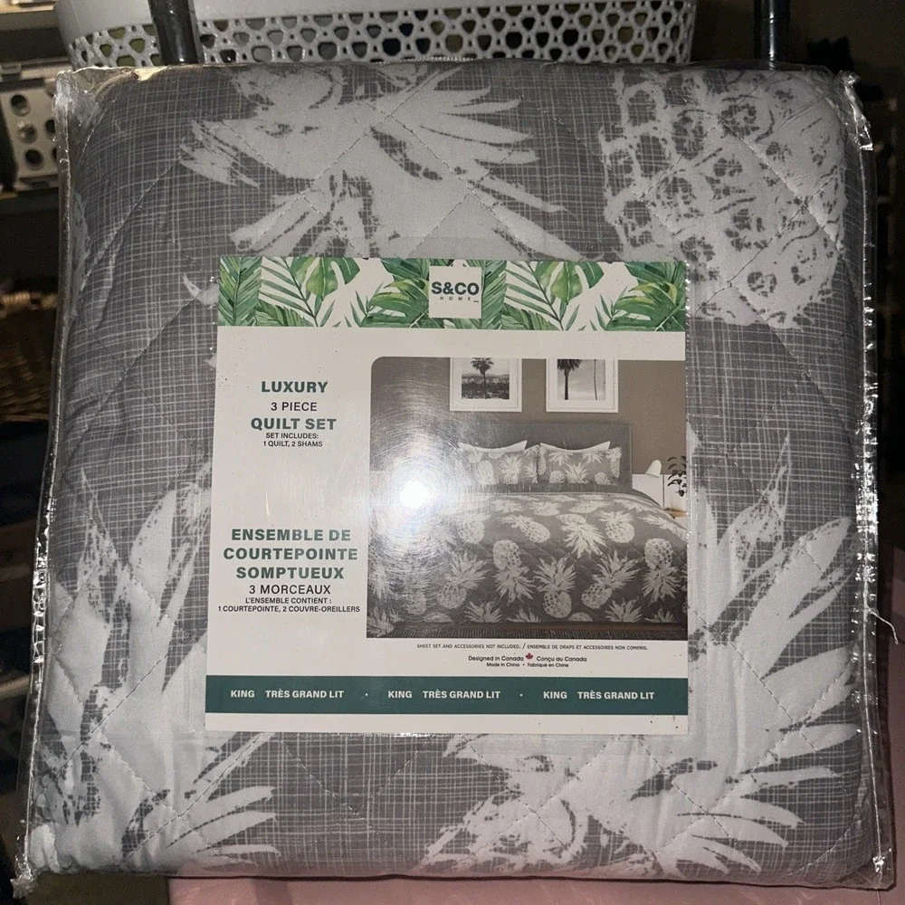 New Quilt 3PC Set King Pineapples Tropical Gray White Coverlet 2 Shams‎